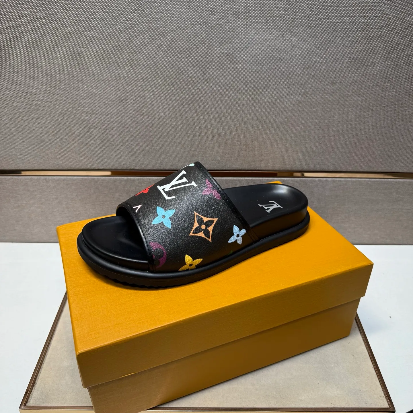 ⬛️Men's shoes 💰p320 [LV～] Men's casual slippers 2025z cabinet sales simultaneously 🔶Size: 38-44 #️⃣ 🔷2 colors🔜The upper is made of multi-material splicing➕Genuine leather lining, comfortable and breathable, sole: original comfortable and wear-resistant outsole, ⚠️Real shot📱Photographed🎬The real thing is better📢📢📢